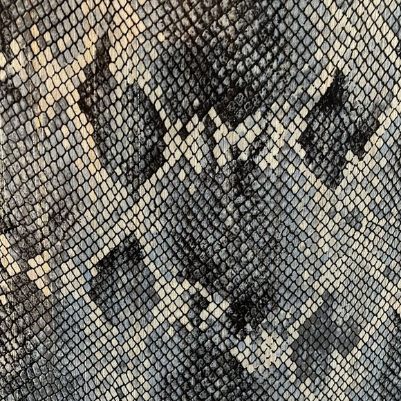 White House Black Market Blue reptile/metallic thread print Blouse, size 12 - Picture 9 of 11